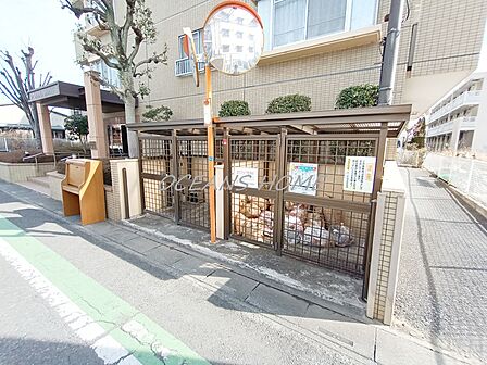 敷地内にゴミ置き場があるため、朝忙しい時間帯でもすぐに捨てられます♪