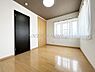 室内：2階北東側6帖洋室です。出窓付のお部屋♪出窓には、部屋がより明るくなる・部屋が広く見えるというメリットが◎