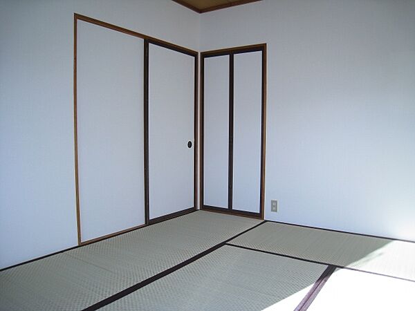 画像14:畳の上でゆっくりとくつろげる和室です