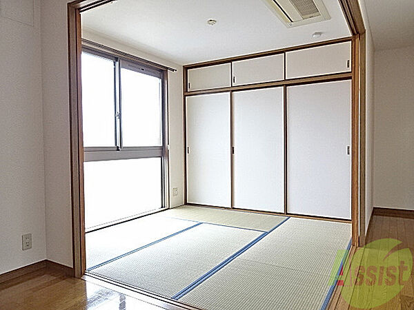 画像9:リビングと和室は広々空間で使用〜、窓のある明るいお部屋ですよ