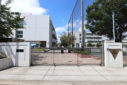 横浜市立市場小学校(380m)