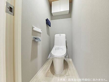 <トイレ>吊戸棚収納付きのトイレです。
