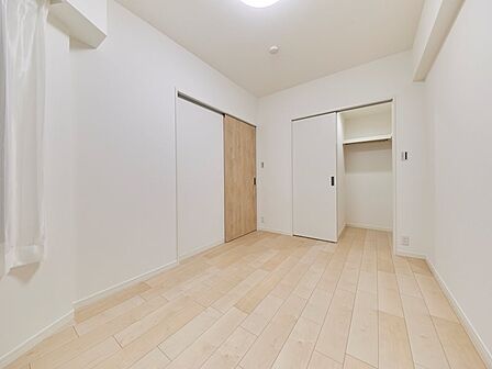 <洋室約6帖>各居室はクローゼット付きでしっかりとしたプライベート空間を確保できます。