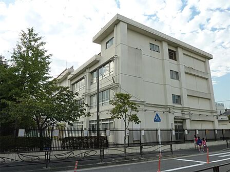 川崎市立渡田小学校（290m）