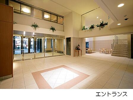 エントランスにはコンシェルジュサービスがあります。宅配便やクリーニング取次サービスがあります。