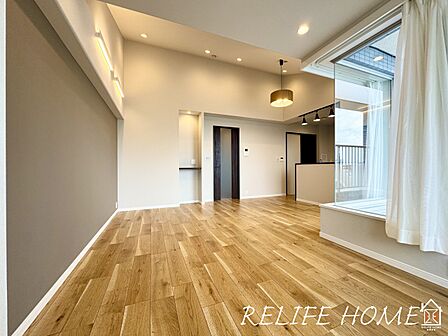 ■Living Room■豊かな光が照らすこの場所は、たわいもない会話を楽しみ、ゆったりとした時間を過ごす場所。家族の日常が刻まれる大切な空間です。