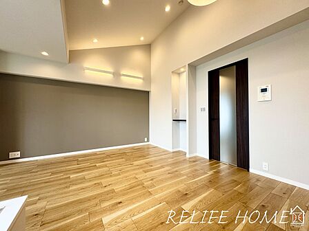 ■Living Room■  シンプルな内装と偏り過ぎないデザインで統一感を演出。日常をワンランク上にする上質なリビング空間。