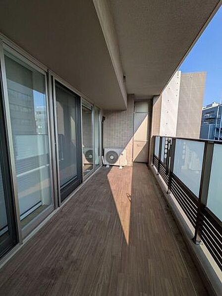 約12.4m2の開放感あふれるバルコニー。半透明の手すりを採用し、採光を確保しながらプライバシーにも配慮されています。