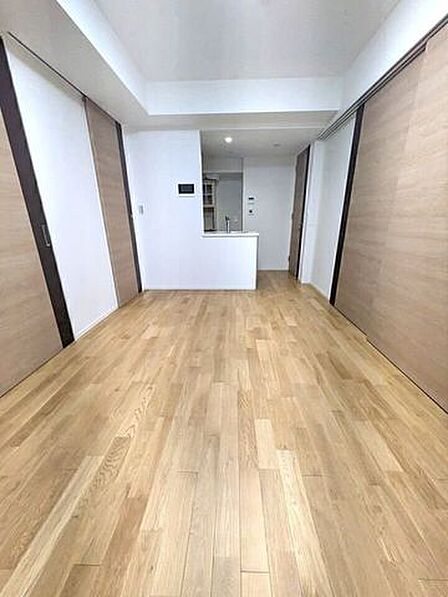 天然素材を使ったフローリングは、見た目の温かみだけでなく、足触りのやさしさも魅力です。床暖房搭載につき、冬も温かく過ごせます。