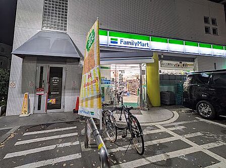 ファミリーマート 芦花公園駅北店　徒歩5分