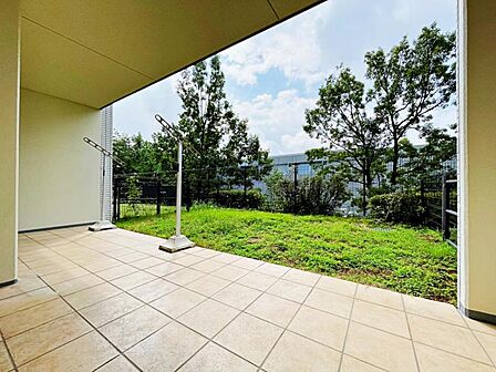 南向けのテラス・専用庭。採光・通風良好です。