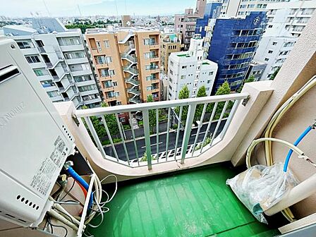南西向けのバルコニー。採光・通風良好です。