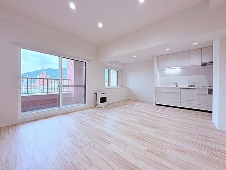 【南向きの大きな窓から陽光が降り注ぐ、明るい部屋】暖かな光に包まれ、家族の笑顔が輝く心地よい暮らしを。明るく開放的な空間が広がり、室内には豊かな陽光が注ぎ込み、爽やかな住空間を演出。