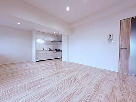 【大きな窓から光が溢れるリビング】毎日を明るく照らす、心地よい空間がここにあります。木のぬくもりを感じるオールフローリングのお部屋 。
