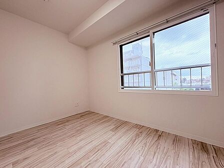 【自然光が優しく降り注ぐ、洗練された室内空間】日々の喧騒を忘れさせる、落ち着いた色調と上質な素材が織りなす安らぎの住まい。静けさの中で、心ゆくまで寛ぐひとときを。