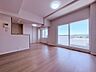 リビング/ダイニング：【開放感と明るさが魅力】大きな窓から差し込む光が、部屋全体を明るく彩り、快適な毎日を演出します。 開放感と明るさをもたらす魅力のリビング。自然とくつろぎの場所に。