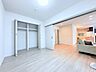洋室：【広々リビングにもう一部屋！】可動式扉で繋がる洋室は、来客時や子どもの遊び場に最適。ライフスタイルに合わせて自由に空間をアレンジ 。リビングと一体化させれば大空間、独立させれば個室として使えます。