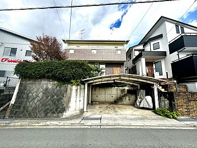 外観：リフォーム済みのハイブリットソーラーハウス♪小学校、スーパー、小児科が徒歩10分圏内にございます。