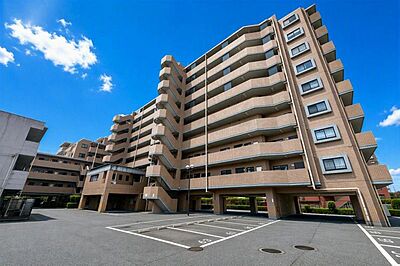 外観:ゆとりある72m2超の3LDK!小学校が目の前でお子様の通学も安心!子育て世帯に嬉しい住環境です♪ 外観:ゆとりある72m2超の3LDK!小学校が目の前でお子様の通学も安心!子育て世帯に嬉しい住環境です♪