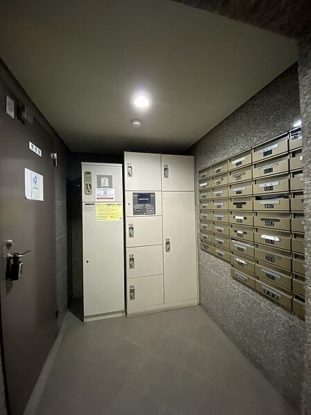 不在時の荷物受け取りに便利な宅配ボックス完備。