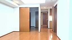 落ち着いた色合いでまとめられた洋室。家具配置のしやすい使い勝手の良い間取りです。