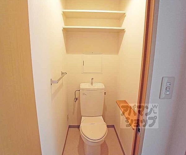 画像11:収納があるトイレです。