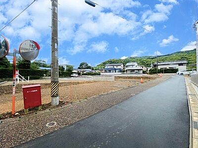 外観：前面道路含む現地写真