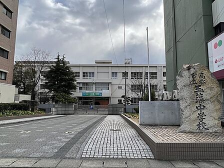 玉藻中学校まで260ｍ、徒歩4分