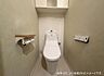 トイレ：清潔感のあるトイレには、上部収納とカウンターも設置されており、使いやすさに配慮しています。