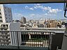 その他：バルコニーからは開放感のある眺望を楽しめます。天気の良い日には明るい空が広がり、室内にも心地よい光を感じられます。