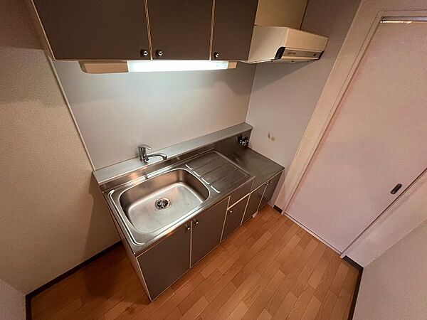 画像8:キッチンも別角度から。ご自身でコンロを設置できます。