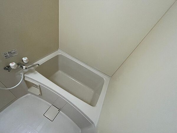 画像4:バスルームはこちらです。広々としてゆったり休めます。