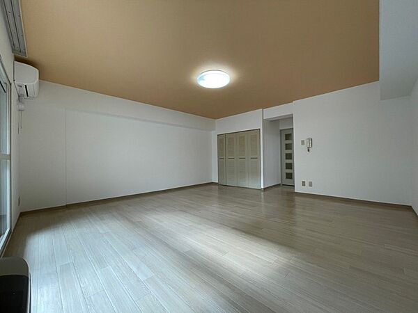 画像7:別角度からお部屋を撮ってみました。家具の配置もしやすそう。