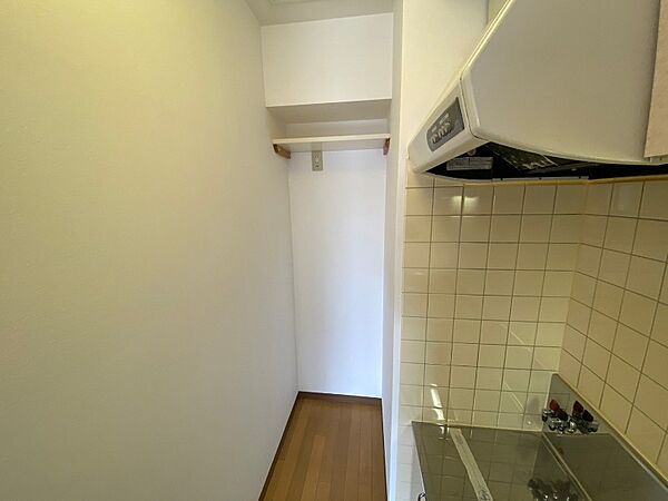 画像21:キッチン奥には冷蔵庫を置けるスペースがありますね。