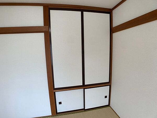 画像13:和室の押入です。部屋がすっきり片付きます。
