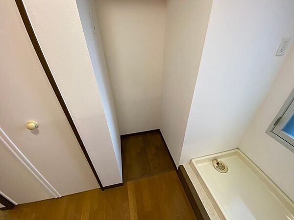 画像23:キッチン後ろには冷蔵庫を置けるスペースがありますね。