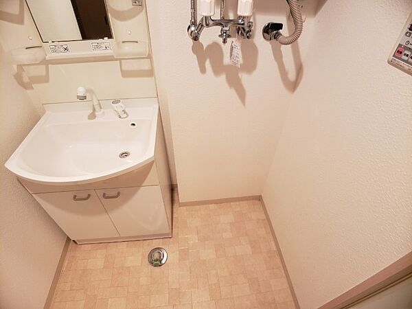 画像14:洗濯機置場は室内にあるのでもちろんいつでも洗濯できます。