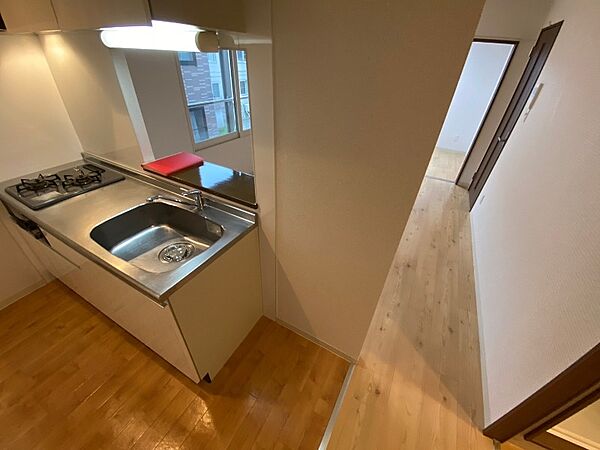 画像20:キッチン横には冷蔵庫を置けるスペースがありますね。