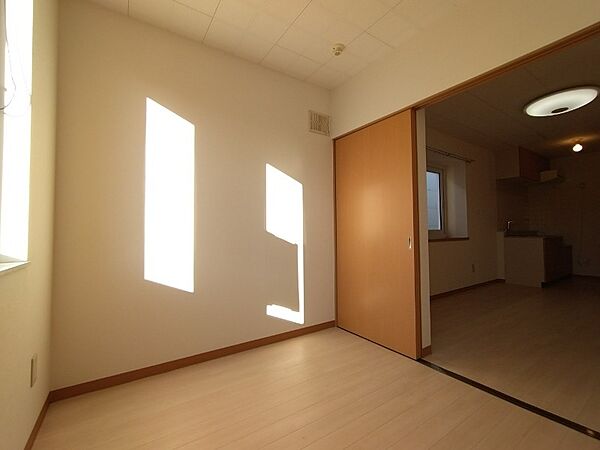 画像10:洋室を撮影しました。日射しがあり明るい印象。