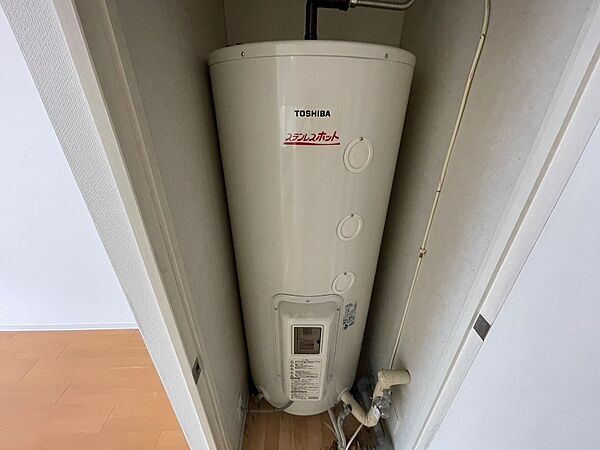 画像24:電気温水器のスペースになってます。普段は戸で隠れてますよ〜
