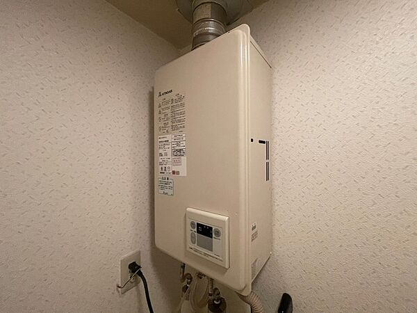画像23:ガス給湯器です。操作しやすいパネルになってます。