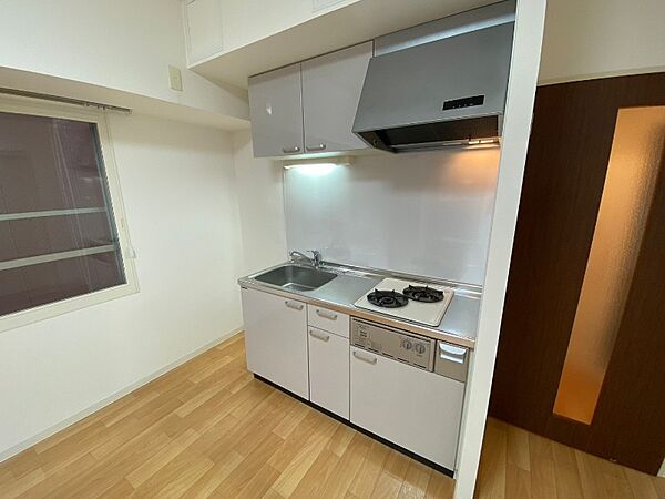 画像8:キッチンのすぐ横に冷蔵庫が置けるようになっています。