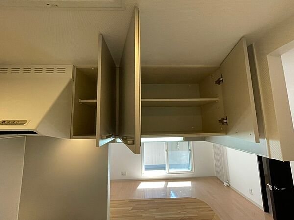画像23:キッチン上段に収納がありますので、食器などを収納出来ます。