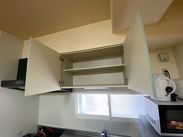 画像20:キッチン上段に収納がありますので、食器などを収納出来ます。