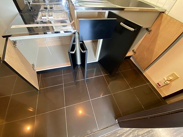 画像21:キッチンも別角度から。ご自身でコンロを設置できます。