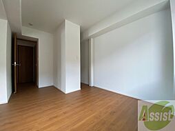 寝室はこちらです。光が差し込む、温かみのあるお部屋です。