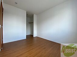 別角度から寝室を撮ってみました。家具の配置もしやすそう。