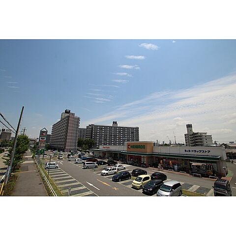 スーパー「平和堂豊成店まで300ｍ」西隣接