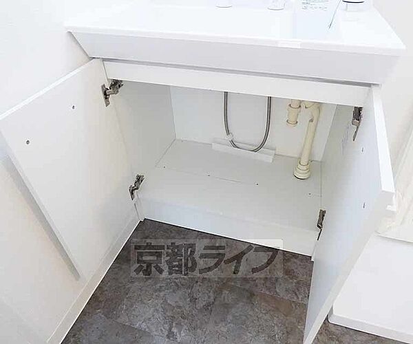 画像17:洗面台下に収納スペースがあります。