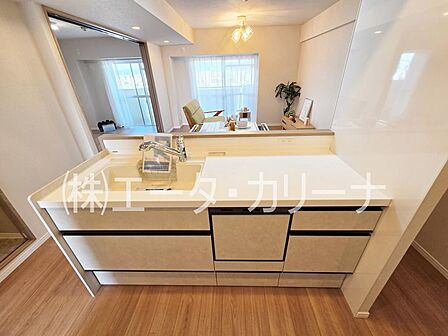 北巽駅徒歩12分の利便性と、総戸数240戸の規模がもたらす安心感。長期修繕計画もあり管理体制も良好。家賃と同等のローン返済額で、72平米の3LDKという実物資産を手に入れる極めて合理的な決断。